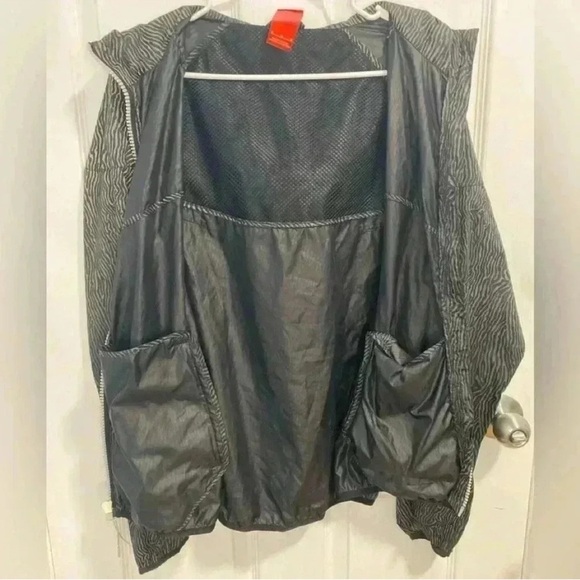 NIKE Women's Zebra Reflective Windbreaker
Size Medium - Picture 5 of 10